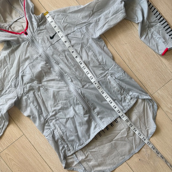 Nike Girls XL Hooded Light Jacket in Light Gray - Picture 5 of 15